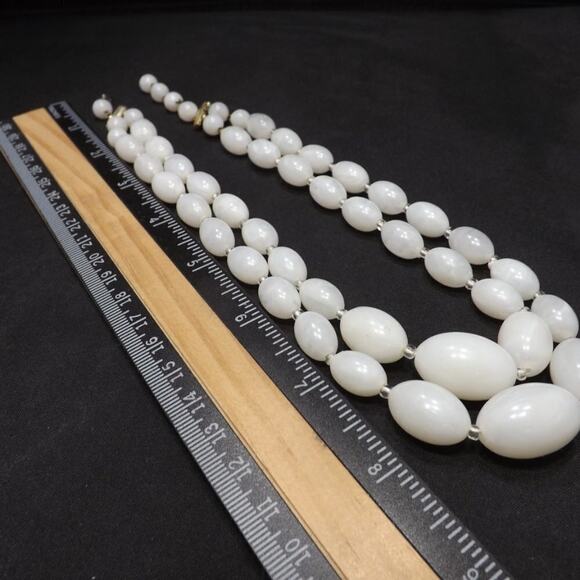 Vintage 1950s White Lucite Bead Necklace 2 Strands Graduated Oval Beads - Picture 5 of 7